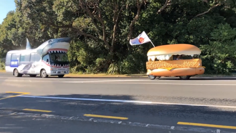 麦当劳汉堡竟然变成一台车在马路上奔驰？