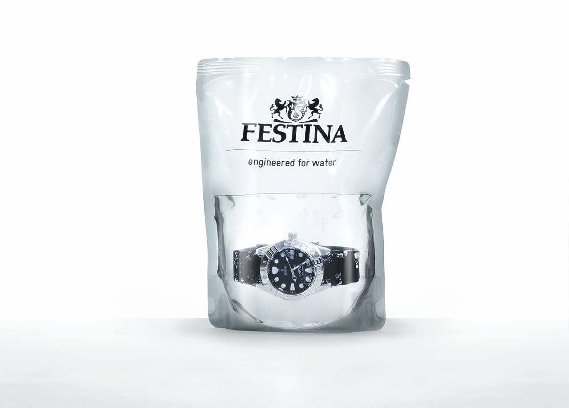 品牌包装范例：Festina 为强调自家产品防水性质，将商品泡在水中出售